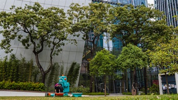 不同高度和形状的背景植物，令中央草坪的视野更丰富。名为「大铁人」的艺术品放置于地面，乐于与靠着它休憩的游人分享快乐时光。